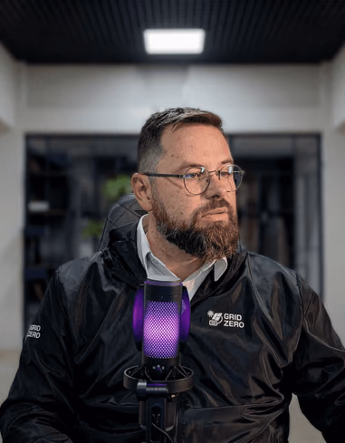 Integrador apresentando um projeto de Grid Zero